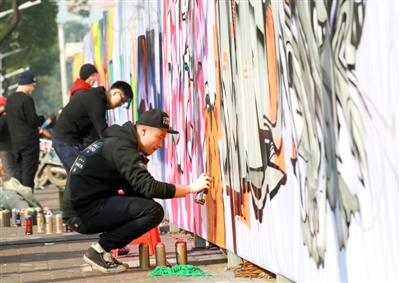 江南城区临沅路上，涂鸦爱好者正在进行街头涂鸦艺术创作